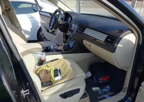 2017 Volkswagen Touareg V6 Sport z USA, uszkodzony, nr VIN WVGEF7BP0HD003892